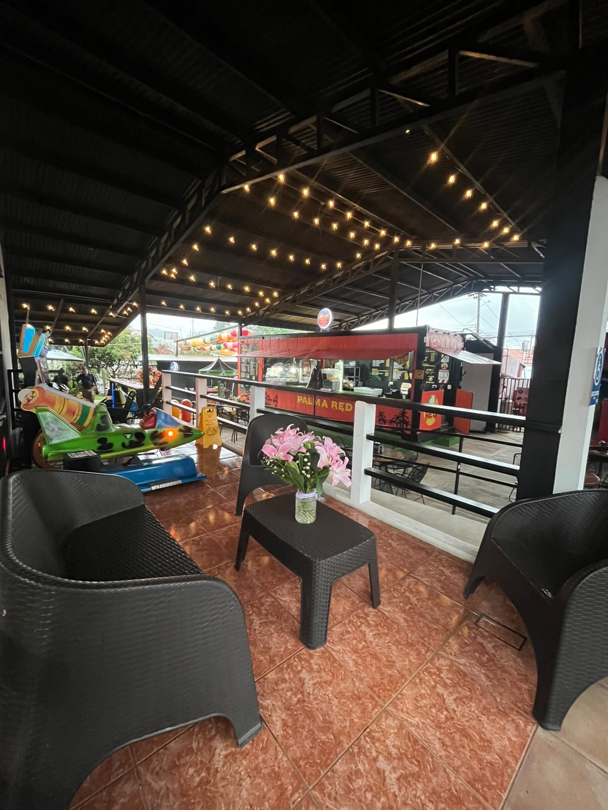 Terraza y área de juegos en La Palma Red