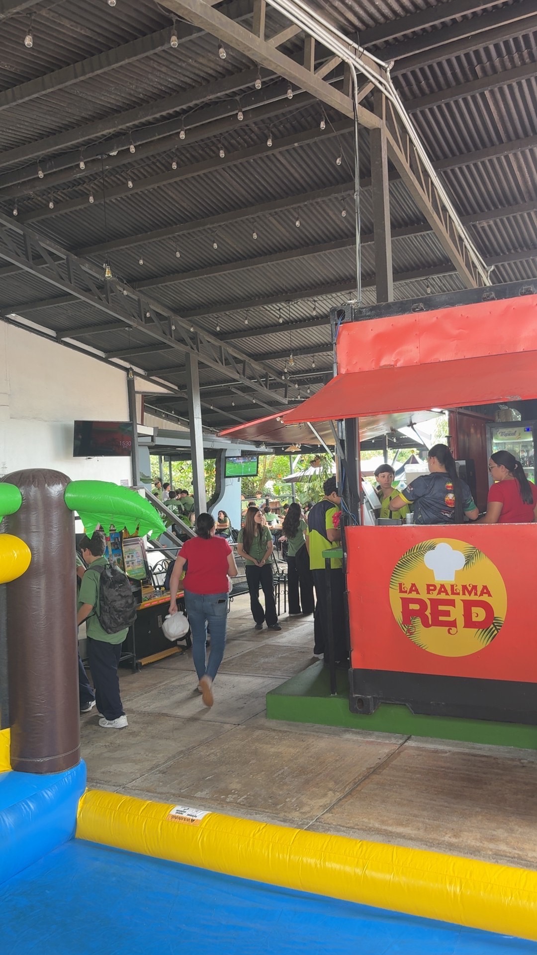Kiosco de La Palma Red con clientes haciendo su pedido